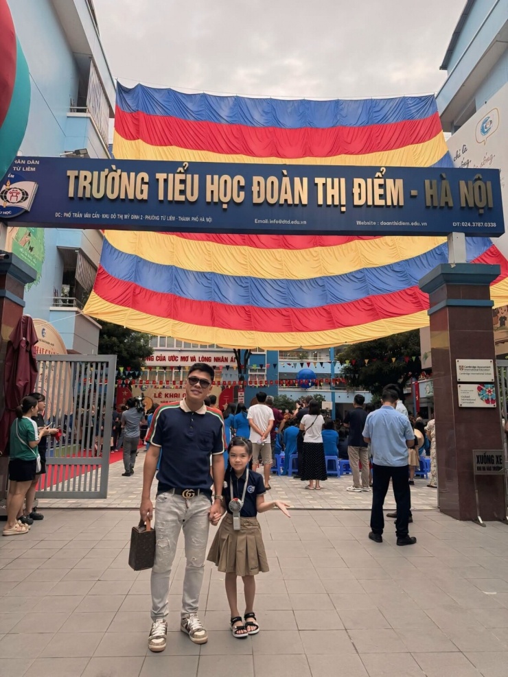 Với diễn viên Trung Ruồi, ngày con vào lớp 1 mang đến nhiều cảm xúc. Nam diễn viên tự sáng tác những câu thơ để ghi lại khoảnh khắc đặc biệt: “Hôm nay con vào lớp một rồi/ Bố cũng dậy sớm đến tận nơi/ Cờ hoa rộn rã trong thu sớm/ Thấy những măng non đẹp rạng ngời”. Anh cũng nhắn nhủ con qua những câu thơ về lễ chào cờ, hát Quốc ca và mong con chăm ngoan, tu dưỡng để trưởng thành.