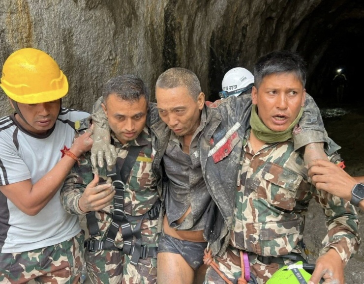 Công dân Trung Quốc được đưa khỏi hầm thuỷ điện ở Nepal. Ảnh: Quân đội Nepal