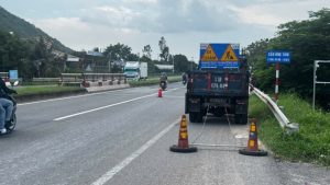 Nam công nhân đang làm việc trên Quốc lộ 1 bị ô tô tông tử vong
