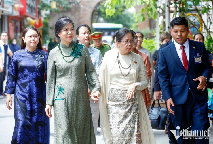 Phu nhân Tổng Bí thư, Chủ tịch nước và phu nhân Tổng thống Myanmar thăm làng lụa - 2