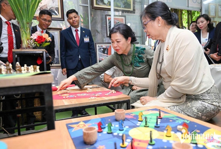 Hai phu nhân chơi trò chơi dân gian ô ăn quan của Việt Nam. Các viên chơi ô ăn quan được làm bằng vải vụn&nbsp;