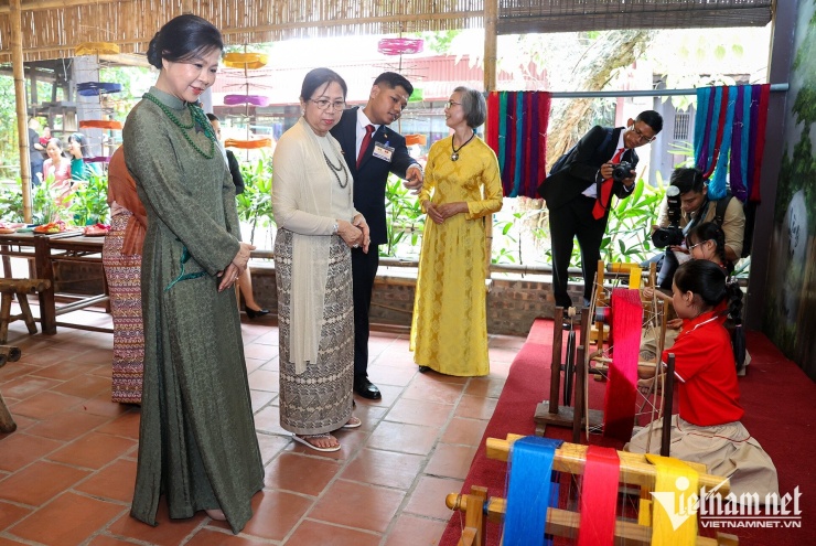 Phu nhân Tổng Bí thư, Chủ tịch nước và phu nhân Tổng thống Myanmar thăm làng lụa - 6