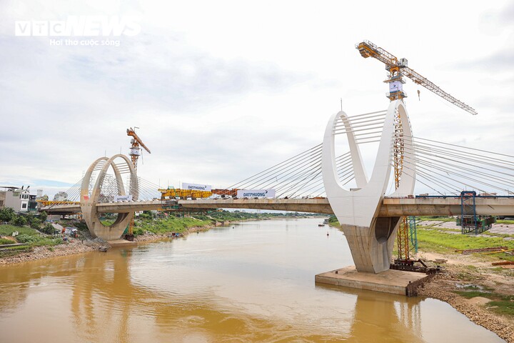 Dự án nâng cấp tuyến vận tải thủy sông Đuống gồm hai công trình quan trọng là cầu đường sắt dài khoảng 280m xây dựng ở phía thượng lưu và cầu đường bộ dài khoảng 382m nằm phía hạ lưu cầu Đuống hiện hữu.