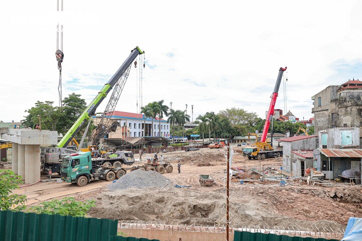 Tuy nhiên, quá trình giải phóng mặt bằng chậm khiến nhà thầu không có đủ mặt bằng để thi công đồng bộ. Tiến độ dự án vì vậy phải điều chỉnh, thời gian hoàn thành được lùi đến cuối năm 2026.