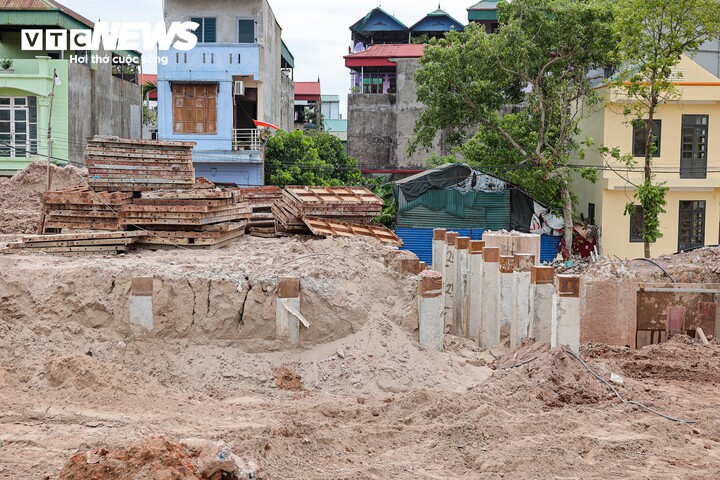 Do mặt bằng chưa đáp ứng để các mũi thi công triển khai đồng thời, 4 mũi của Cầu 14 phải tạm dừng, nhường mặt bằng để Đạt Phương tập trung thi công nhịp chính, bảo đảm mục tiêu hợp long cầu.