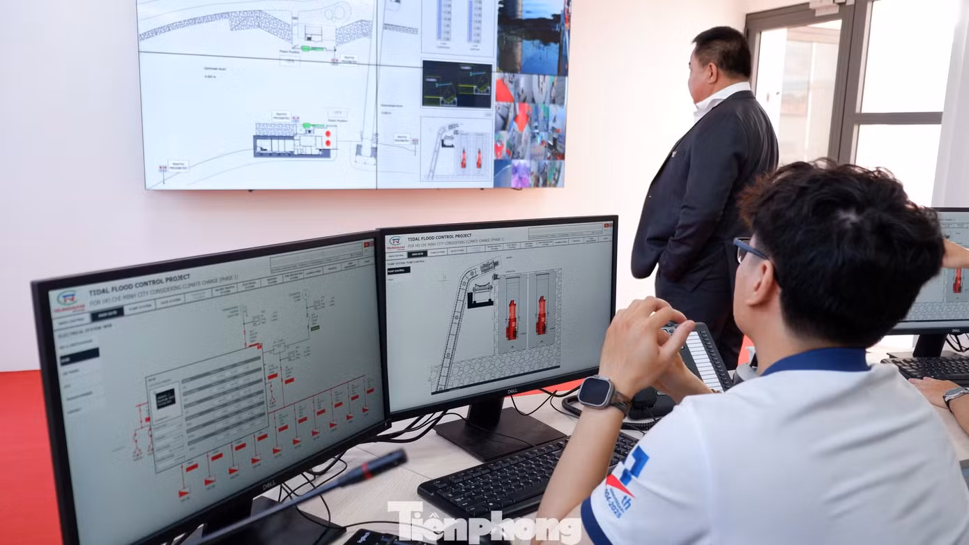 Bên trong khu vực điều khiển vận hành cống ngăn triều Bến Nghé.