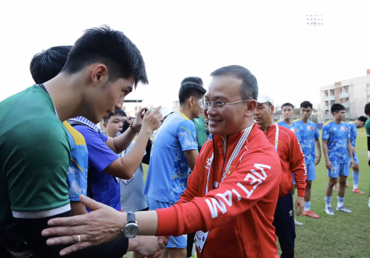 Trưởng đoàn Nguyễn Hồng Minh động viên các cầu thủ U23 Việt Nam tại SEA Games 33 (Thái Lan)
