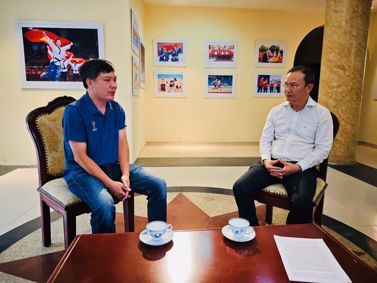Trưởng đoàn TTVN tại Asiad 20 Nguyễn Hồng Minh trao đổi với phóng viên Tiền Phong