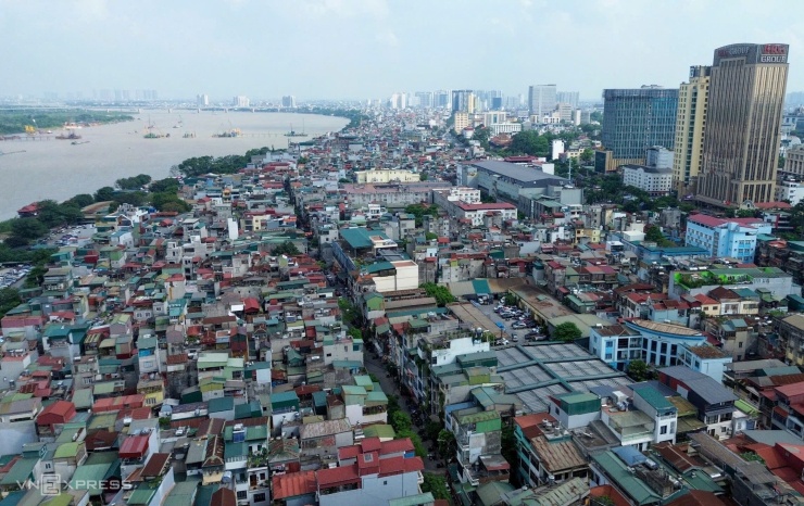 Khu dân cư ngoài đê sông Hồng, đoạn phường Hồng Hà. Ảnh: Phạm Chiểu