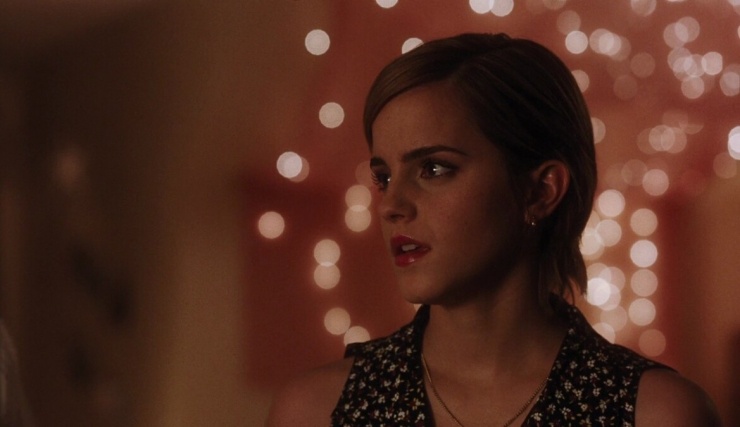 Trong "The Perks of Being a Wallflower", Watson thử sức với hình ảnh một cô gái trẻ nhiều tổn thương và giàu cảm xúc.
