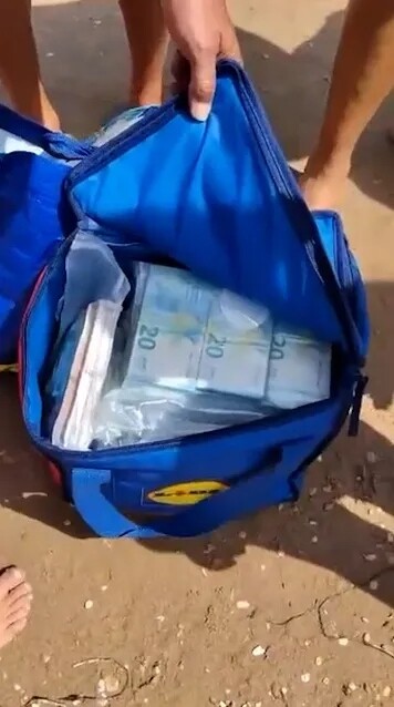 Hàng trăm ngàn Euro trôi dạt vào một bãi biển ở Sicily. Ảnh: CEN