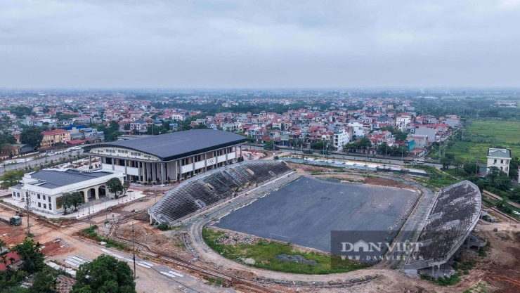 SVĐ Phúc Thọ (xã Phúc Thọ, Hà Nội) được khánh thành năm 2010 nhân dịp kỷ niệm 1.000 năm Thăng Long - Hà Nội. Sau 16 năm đưa vào sử dụng, công trình này bị xuống cấp hoàn toàn. Bên cạnh SVĐ này là nhà thi đấu xã Phúc Thọ.