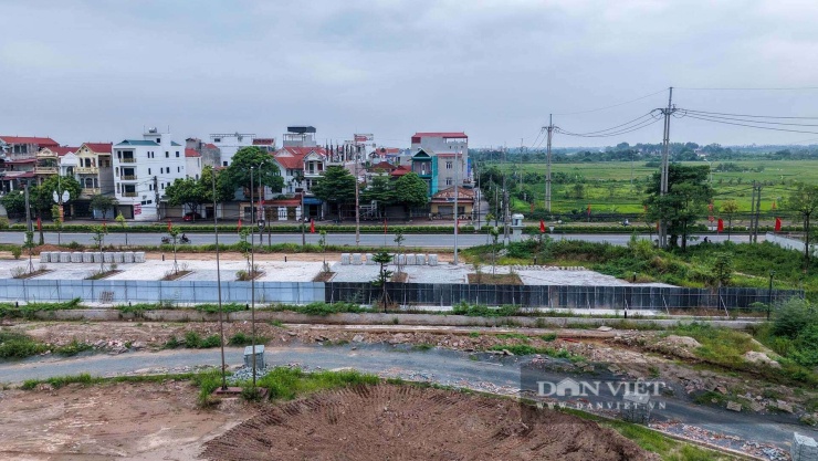 SVĐ Phúc Thọ có vị trí khá đắc địa khi nằm liền kề Quốc lộ 32, cách trung tâm Hà Nội khoảng 30km. Bên ngoài dự án, một đoạn hàng rào dài được quây tôn.