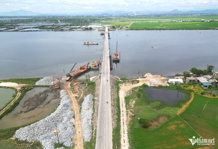 Hình ảnh đập ngăn mặn từng lớn nhất Đông Nam Á được sửa chữa khẩn cấp - 1