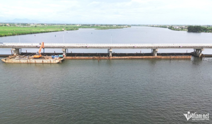 Đập Thảo Long dài 575m, gồm 15 khoang cửa van đóng mở bằng hệ thống xi lanh thủy lực, điều khiển tự động từ xa. Công trình có âu thuyền phục vụ tàu thuyền qua lại, phía trên là cầu rộng 10m với hai làn xe. Ảnh: Thảo Anh.