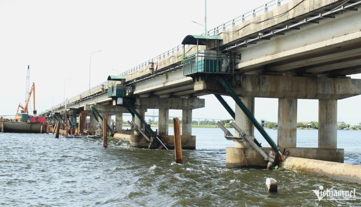Sau thời gian dài hoạt động, nhiều hạng mục xuống cấp, đập Thảo Long đang được đại tu theo dự án sửa chữa khẩn cấp. Trong năm 2026, các đơn vị thi công tập trung sửa chữa các khoang 1, 2, 9, 10, 11, 12 và các cửa van cũ.