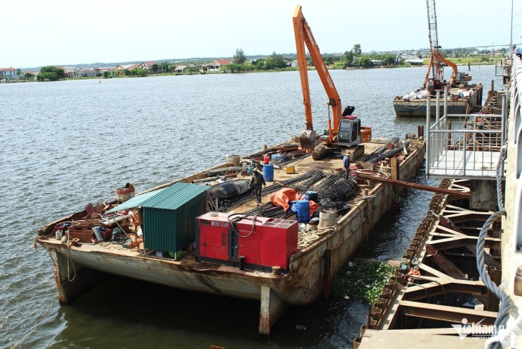 Trên sông Hương, các sà lan vận chuyển vật liệu, máy móc, thiết bị ra khu vực giữa sông phục vụ thi công đập Thảo Long.