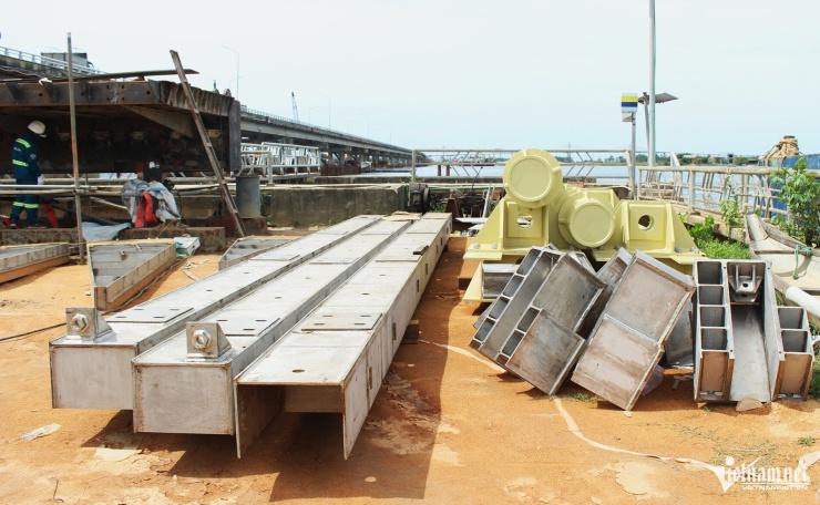 Các chi tiết kết cấu thép, van cống và thiết bị nâng hạ cơ khí được tập kết tại công trường, sẵn sàng lắp đặt.