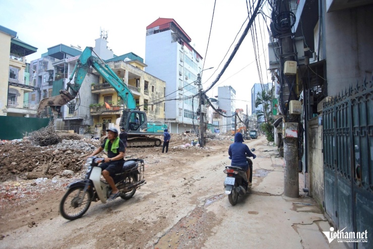 Để giải quyết tình trạng này, dự án cải tạo, mở rộng ngõ 381 Nguyễn Khang đang được triển khai với tổng mức đầu tư hơn 450 tỷ đồng, chiều dài khoảng 340m. Theo thiết kế, tuyến đường sẽ được mở rộng lên mặt cắt ngang khoảng 21m.