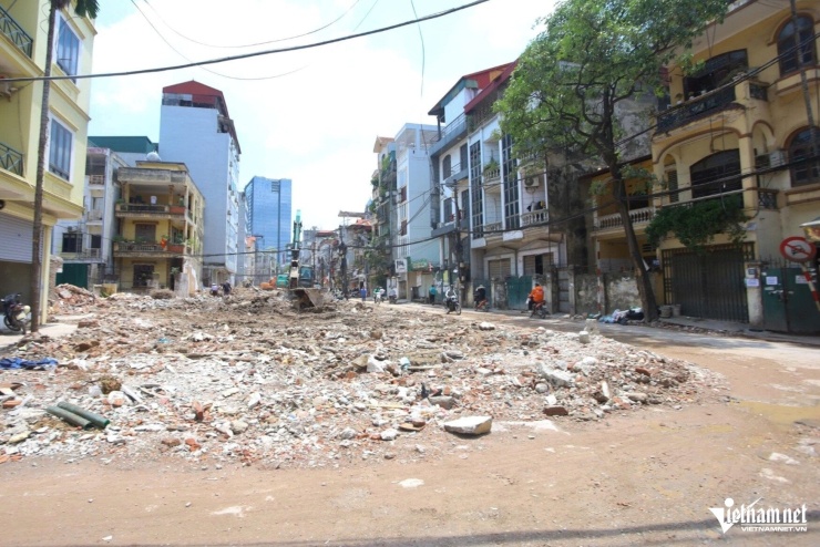 Theo UBND phường Cầu Giấy, công tác giải phóng mặt bằng dự án ngõ 381 Nguyễn Khang đã hoàn thành. Toàn bộ 103 tổ chức, hộ gia đình, cá nhân trong phạm vi dự án đã đồng thuận bàn giao mặt bằng, đạt tỷ lệ 100%, giúp dự án vượt tiến độ một tháng so với chỉ đạo của Thành ủy Hà Nội.