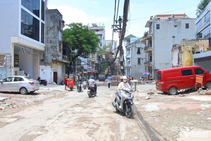 Ông Nguyễn Văn Trung (Hà Nội), người thường xuyên chạy xe máy đưa đón khách qua ngõ 381 Nguyễn Khang, cho biết mặt ngõ hẹp, xuống cấp, xuất hiện nhiều "ổ gà", trong khi lượng phương tiện đông khiến việc đi lại gặp nhiều khó khăn.