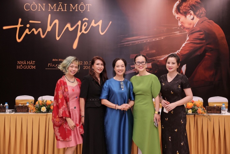 Nhạc sĩ Lê Khanh bên hai con gái của nhạc sĩ Phú Quang