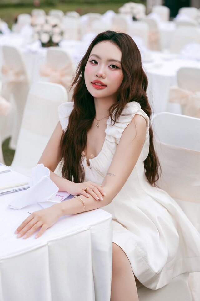 Hình ảnh ở tuổi 23 đầy nữ tính của Phương Mỹ Chi.