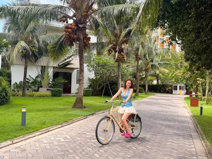 Ảnh sao 7/9: Kim Tuyến tiễn con gái đi du học Trung Quốc - 1