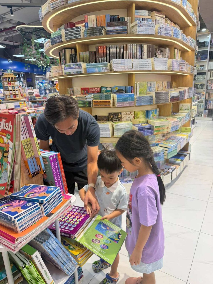 Ảnh sao 7/9: Kim Tuyến tiễn con gái đi du học Trung Quốc - 5