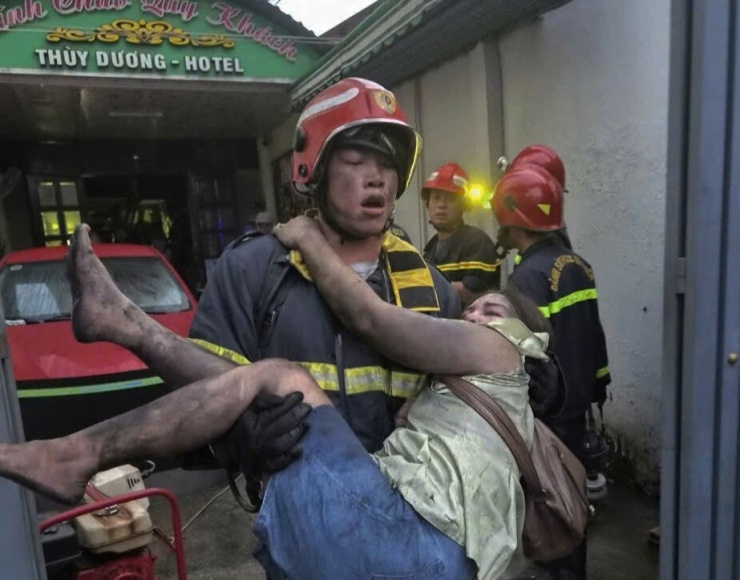 Lính cứu hỏa cứu người mắc kẹt ra ngoài. Ảnh: Phạm Luận