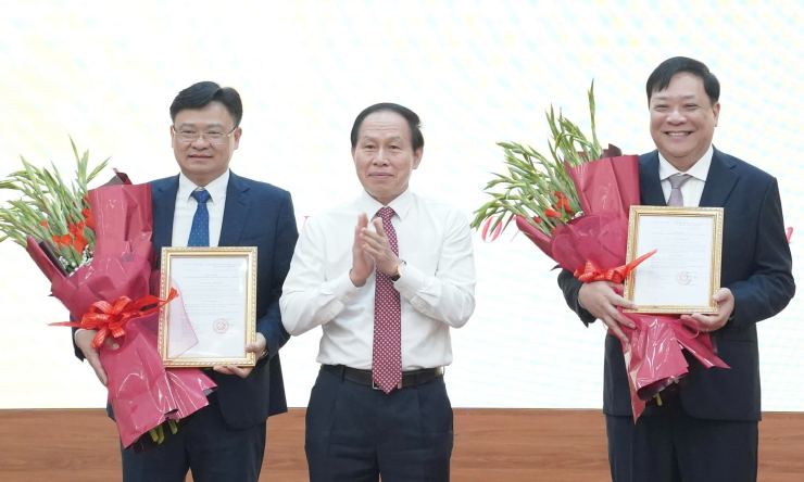 Phó thủ tướng Lê Tiến Châu trao quyết định bổ nhiệm hai Phó tổng Thanh tra Chính phủ Phạm Thành Ngại (bìa phải) và Nguyễn Thanh Tuấn, sáng 7/9. Ảnh: VGP