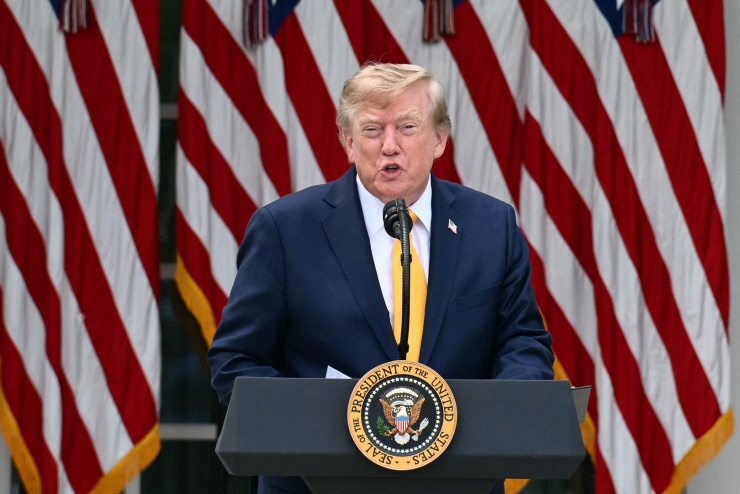 Tổng thống Mỹ Donald Trump với mái tóc vàng quen thuộc khi phát biểu tại Vườn Hồng Nhà Trắng ngày 24/8. Ảnh: AFP