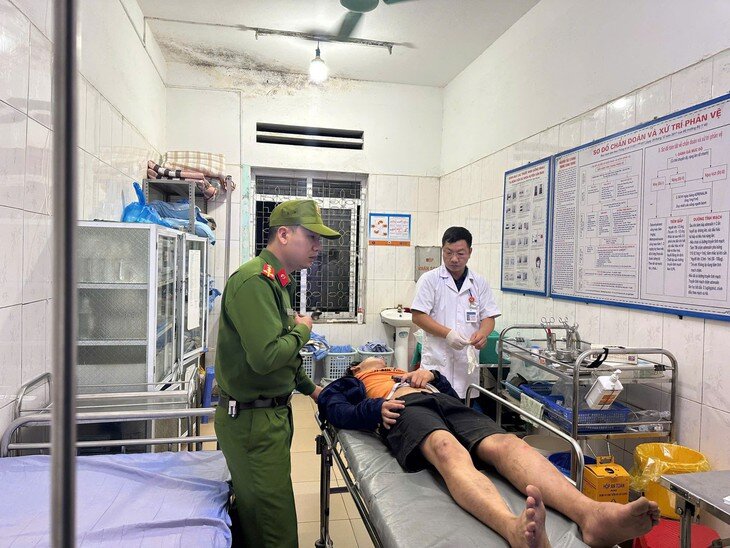 Nạn nhân được đưa đi cấp cứu tại cơ sở y tế. Ảnh: Quỳnh Trang.&nbsp;