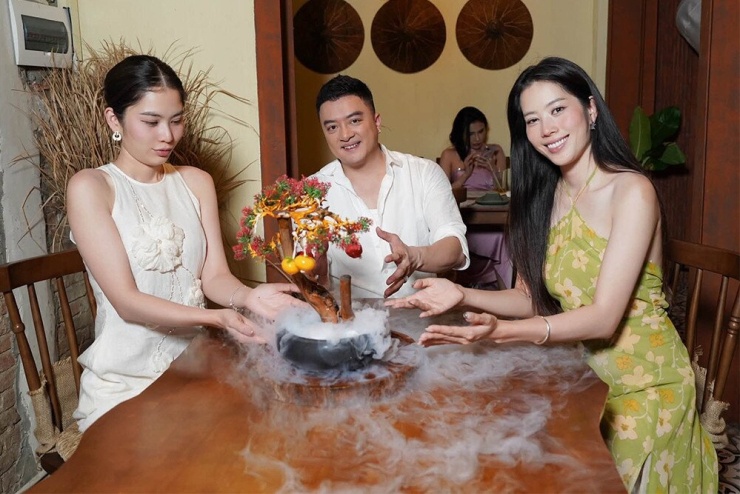 Cao Thái Sơn bên 2 chị em Nam Anh, Nam Em.