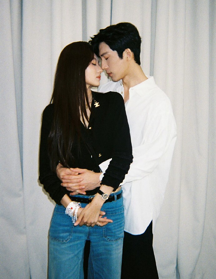 Cặp 'Đầu xuân tươi sáng' trong một bộ ảnh bên lề phim. Ảnh: Weibo