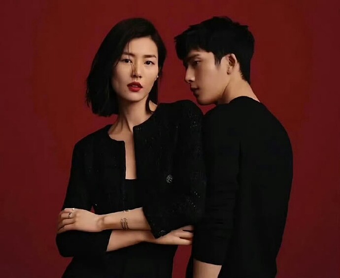 Lưu Văn và Tỉnh Bách Nhiên chụp ảnh quảng cáo. Ảnh: Weibo