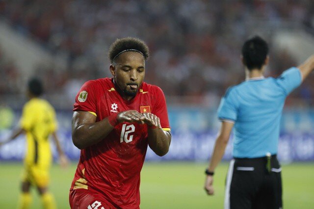 Sau khi ghi bàn thứ hai, ấn định chiến thắng 2-0 cho tuyển Việt Nam trước Malaysia tối 19/8 trên sân Mỹ Đình, ông bố hai con co hai tay trước ngực rồi bật nhảy, khiến nhiều khán giả tò mò về ý nghĩa màn ăn mừng. "Hai đứa trẻ nhà tôi nhắn nhủ bố hãy ghi bàn và làm khủng long T-Rex trên sân, nên anh ấy đã bắt chước khủng long cho bọn trẻ xem như vậy đó", vợ anh, Marcele Seippel, cho biết trên Ngôi sao. Màn ăn mừng vì thế không chỉ là khoảnh khắc ngẫu hứng sau bàn thắng, mà còn là lời đáp của tiền đạo 29 tuổi dành cho hai con trai đang theo dõi và cổ vũ bố.