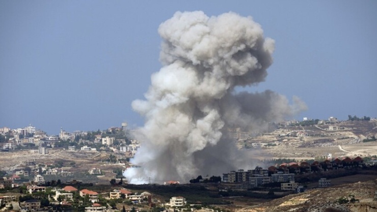 Khói bốc lên từ các ngôi làng sau khi Israel nã pháo vào quận Nabatiyeh, thị trấn Marjayoun, miền Nam Lebanon, ngày 23/9/2024. Ảnh: KT