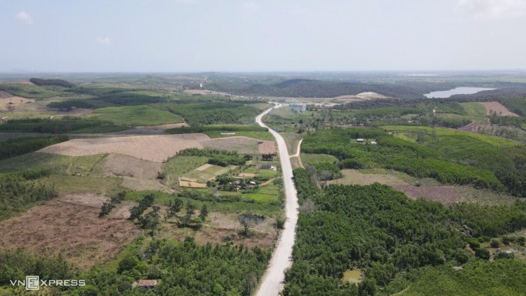 Những cánh rừng keo tràm được người dân trồng trên vùng đất gò đồi, là nơi nấm mọc nhiều nhất. Cây thường được khai thác sau khoảng 5 năm trồng, trong thời gian đó lá rụng tạo thành lớp mùn trên mặt đất. Khi mưa xuống, đất ẩm, nấm tràm bắt đầu nhú lên.