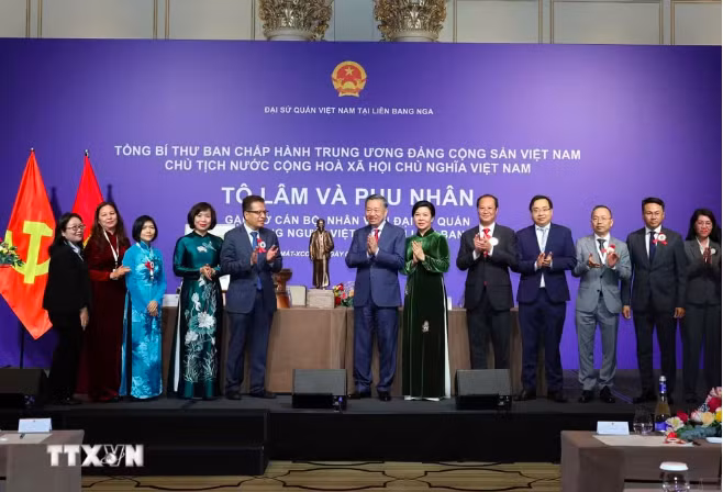 Tổng Bí thư, Chủ tịch nước Tô Lâm tặng quà cho Đại sứ quán và cộng đồng người Việt Nam tại Nga. Ảnh: TTXVN