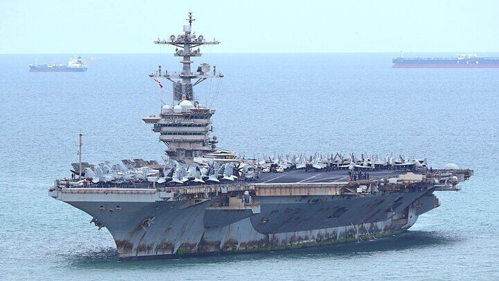 USS Abraham Lincoln được nhìn thấy ở Laem Chabang, Thái Lan. Ảnh TWZ