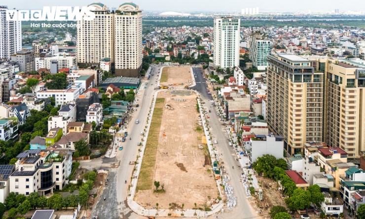 Đường Đặng Thai Mai (phường Tây Hồ, Hà Nội) đang được đầu tư theo hai dự án với tổng vốn hơn 1.195 tỷ đồng. Trong đó, giai đoạn 1 dài 1.260m được triển khai từ năm 2025, còn dự án kéo dài tuyến đến đường Âu Cơ được khởi công tháng 3/2026.