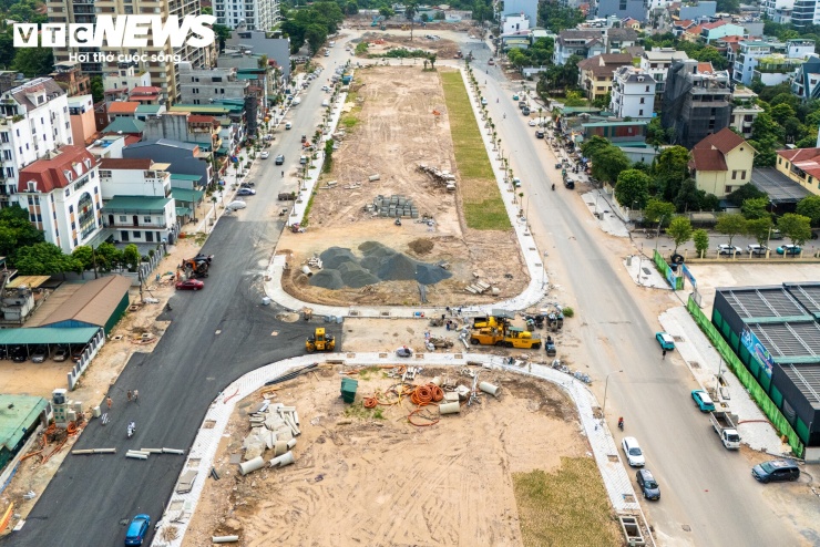 Dự án xây dựng tuyến đường Đặng Thai Mai giai đoạn 1 có tổng mức đầu tư 552,697 tỷ đồng. Tuyến có điểm đầu tại khu nhà khách Hồ Tây, điểm cuối giao với đường Xuân Diệu. Công trình được đầu tư đồng bộ hệ thống giao thông, hạ tầng kỹ thuật và các hạng mục cảnh quan.