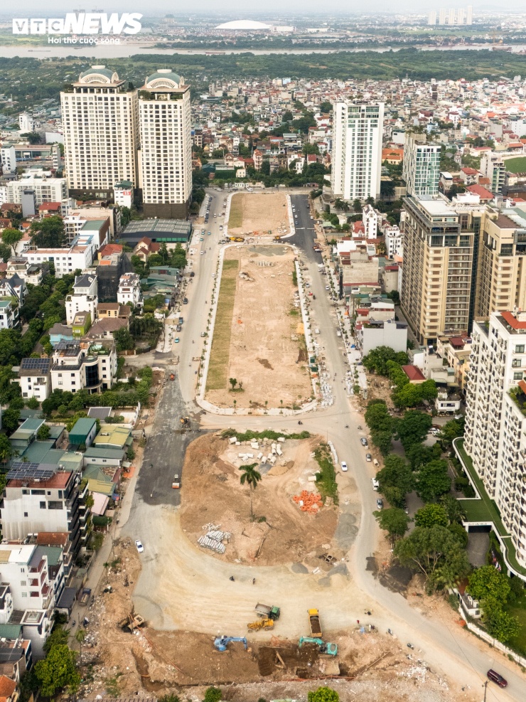 Những ngày đầu tháng 9, dự án đang bước vào giai đoạn hoàn thiện. Ghi nhận của PV Báo Điện tử VTC News tại công trường, một số đoạn mặt đường đã được thảm lớp bê tông nhựa.