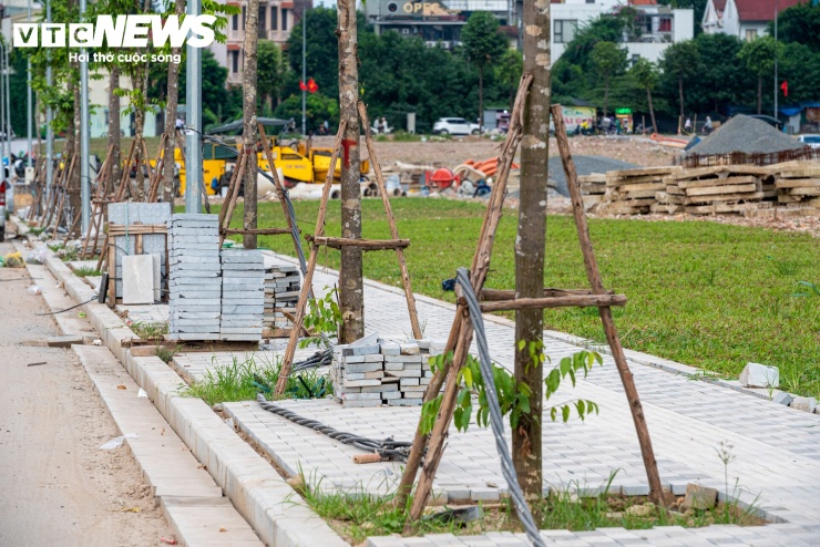 Vỉa hè hai bên tuyến đang được lát đá, bó vỉa và hố trồng cây đã được thi công. Hào kỹ thuật, hệ thống điện chiếu sáng cùng các hạng mục phụ trợ cũng đang được hoàn thiện.