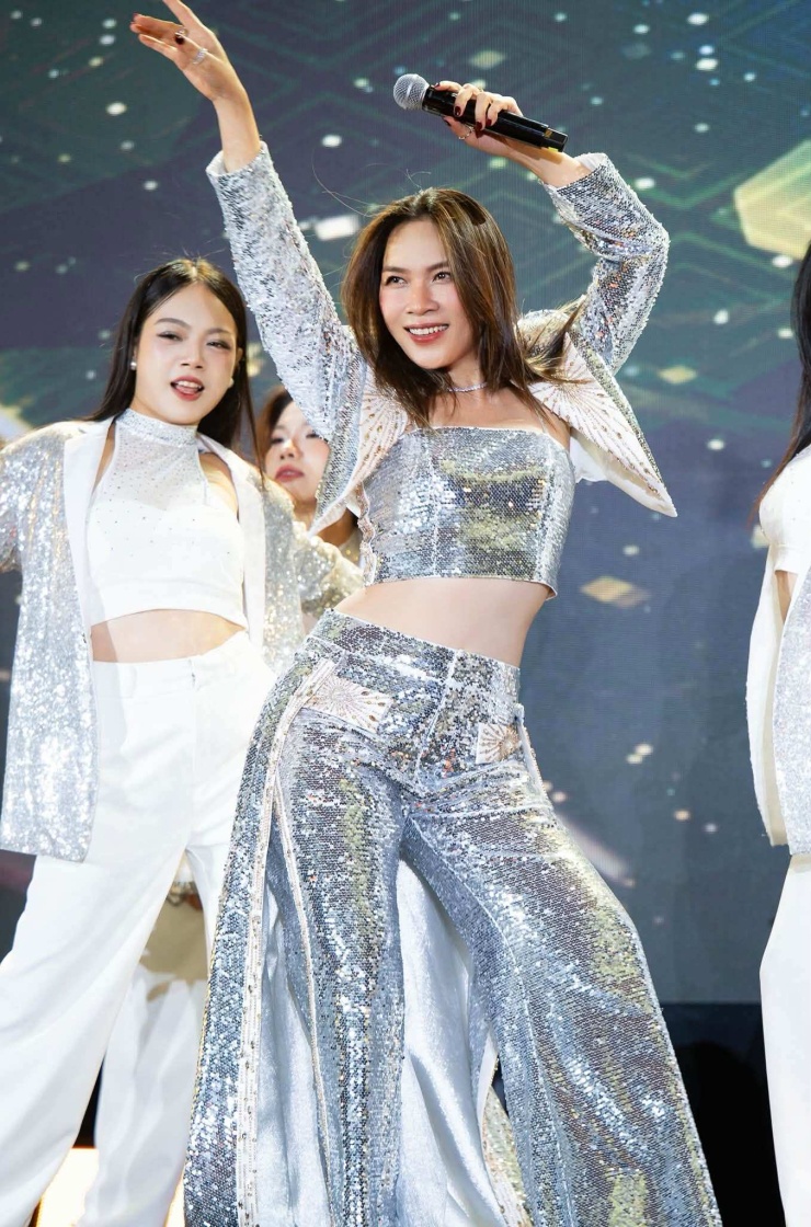 Ảnh sao 8/9: MC Hoàng Oanh khoe đang hạnh phúc - 2