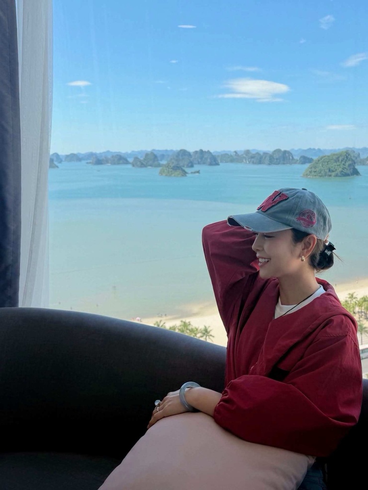 Ảnh sao 8/9: MC Hoàng Oanh khoe đang hạnh phúc - 3