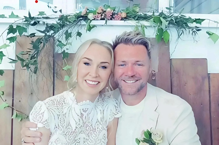 Brian McFadden trong lễ cưới với vợ thứ ba, Danielle Parkinson. Ảnh: Instagram