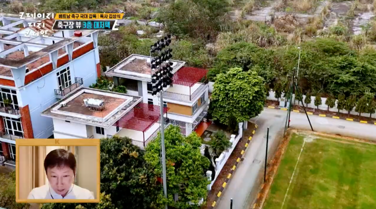 Trước HLV Kim Sang Sik, nơi đây từng là chỗ ở của các đời HLV ĐTQG Việt Nam như Park Hang Seo và Philippe Troussier. Sau mỗi lần thay đổi HLV trưởng, căn nhà sẽ được sửa sang, làm mới nội thất để phù hợp với nhu cầu và sở thích của người kế nhiệm.