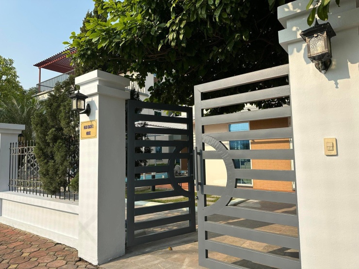 Căn biệt thự nằm ngay cạnh sân tập ở VFF (Ảnh: Thái Ninh)